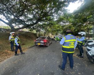 Cayó hombre buscado por homicidio y feminicidio tras persecución en la vía Bicentenario de Cali