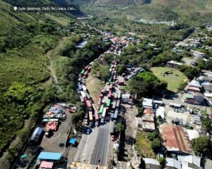 Cuarto día de bloqueos en la vía Buga–Buenaventura deja pérdidas millonarias y afecta abastecimiento