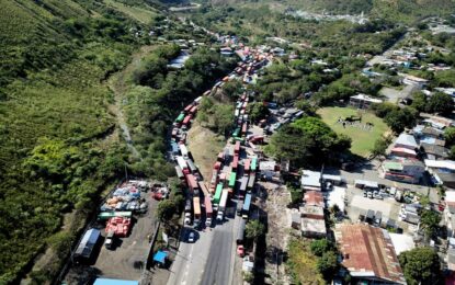Cuarto día de bloqueos en la vía Buga–Buenaventura deja pérdidas millonarias y afecta abastecimiento
