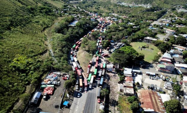Cuarto día de bloqueos en la vía Buga–Buenaventura deja pérdidas millonarias y afecta abastecimiento
