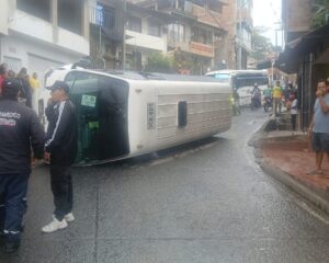 16 estudiantes resultaron afectados tras incidente de ruta escolar en La Buitrera