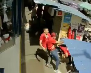 Rápida reacción policial evitó que presunto agresor escapara tras atacar a una mujer en el centro de Cali